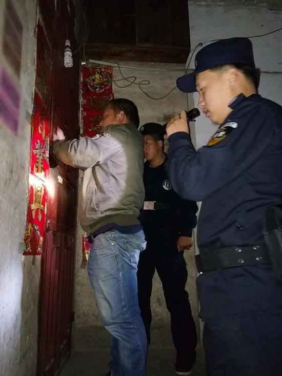 黄平县粗心妈妈误将幼女锁家中 